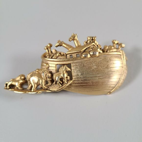 *Vintage Matte Gold Tone Noah's Arc Pin Brooch with Animals Signed AJC - Picture 5 of 8